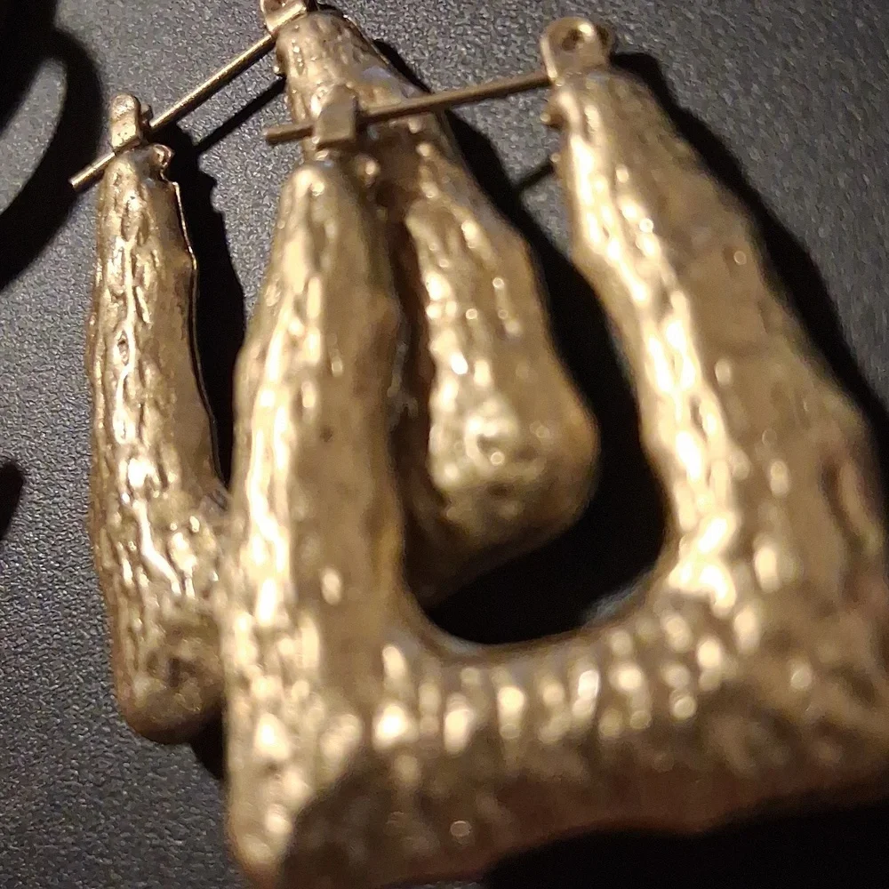 Beautiful Well Made Vintage Gold Hoop and Drop Earrings Set. - Picture 3 of 8